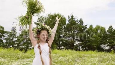 花圈里的少女<strong>举起双手</strong>，手里拿着绿野上的草甸花。 快乐的女孩<strong>双手</strong>抱着头